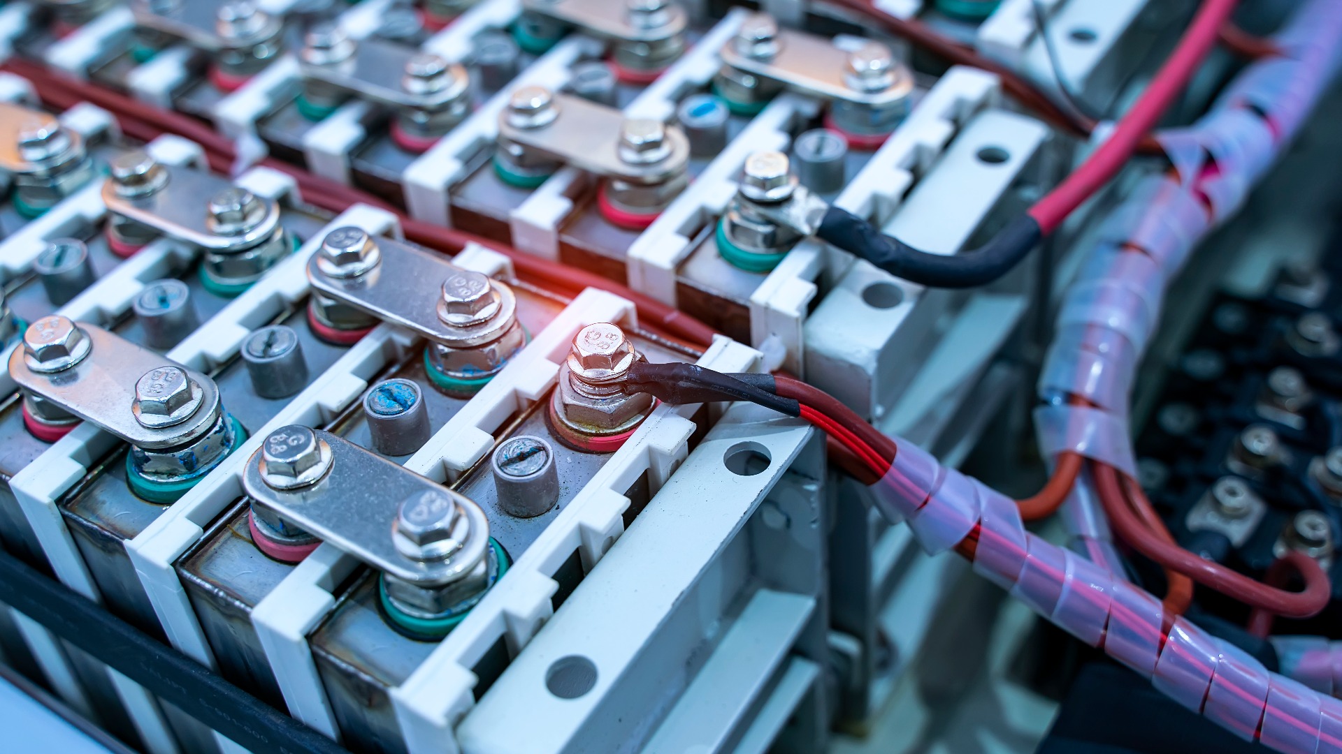 Batería de litio y cableado interno de un coche eléctrico